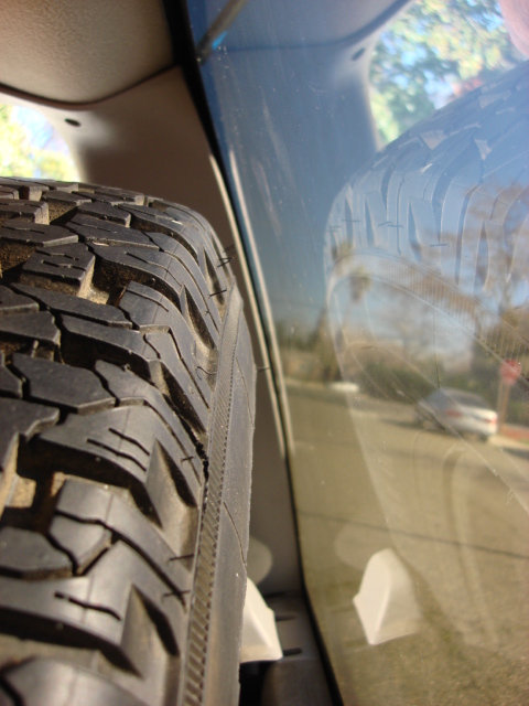 1983 Ford Bronco - the tire does not rub the window eather. there is plenty of space.