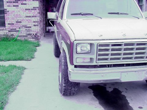 1980 Ford Bronco - Front shot of passenger side tire lean.