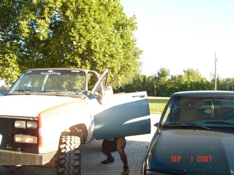 1975 Chevrolet Blazer - taking the drivers door off.