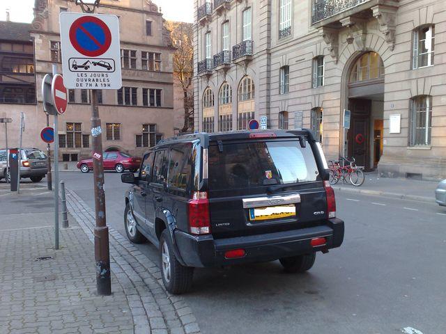 Black Jeep Commander rear view with yellow license plate