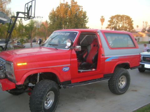 1985 Ford Bronco - drivers half door on.