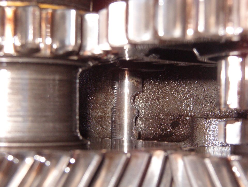 The frear shift rail has position detents in its R side and pill grooves in its L.