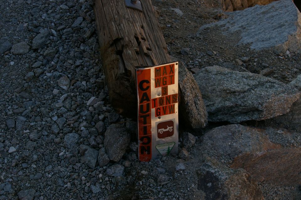 Sign with text 'CAUTION MAX WGT 3 TONS GVW' and a pictogram of a jeep