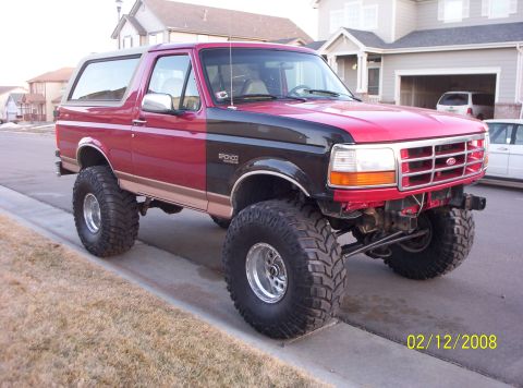 1995 Ford Bronco - This lifted 1995 Ford Bronco has oversized tires and a two-tone paint scheme.