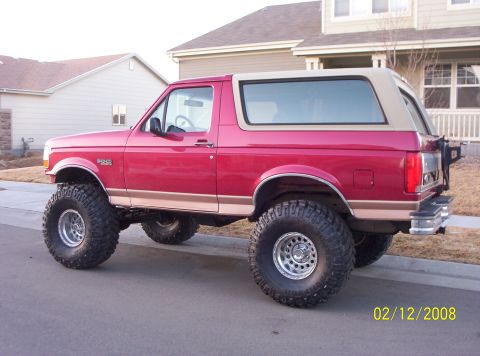 1995 Ford Bronco - This lifted Ford Bronco has a two-tone paint scheme and a removable tan top.