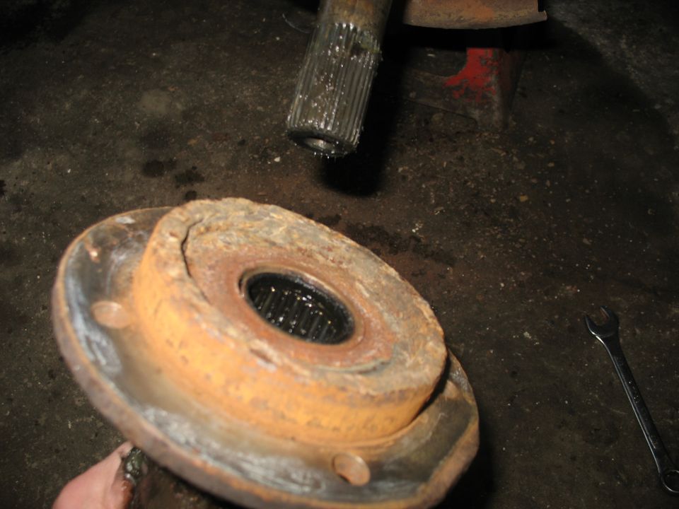 Rusted wheel hub assembly with splined axle shaft above it