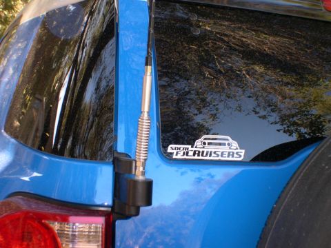 2007 Toyota FJ Cruiser - Rear view of a blue 2007 Toyota FJ Cruiser, a club sticker and a Supermotors watermark.