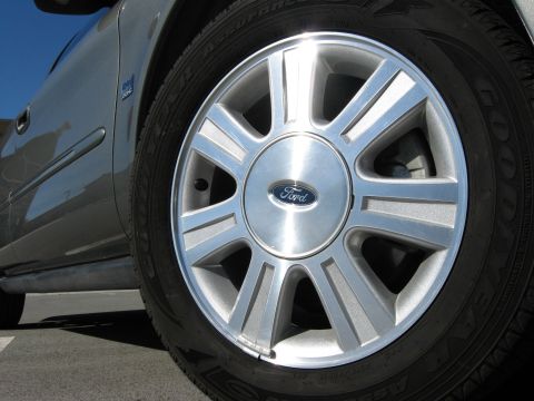 2003 Ford Taurus - That's a mighty big wheel.
