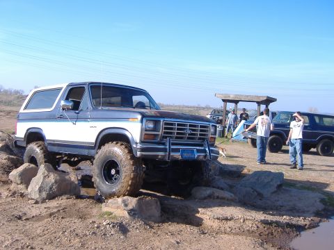 1986 Ford Bronco - This lifted Ford Bronco is tackling a challenging rock crawling course.