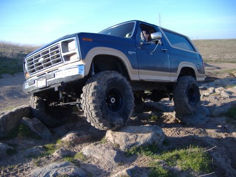 1986 Ford Bronco - This lifted 1986 Ford Bronco tackles a challenging rocky obstacle course.