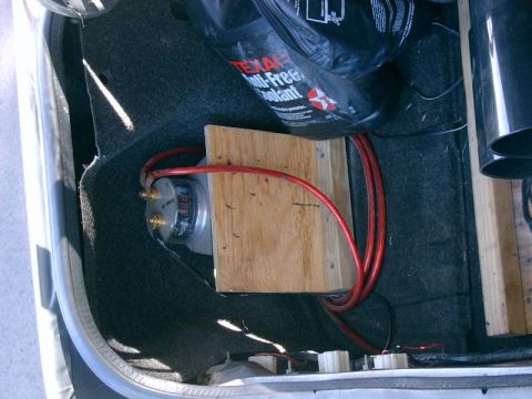 1986 Ford Taurus - Aftermarket audio amplifier and a bottle of coolant are visible in the trunk of this vehicle.