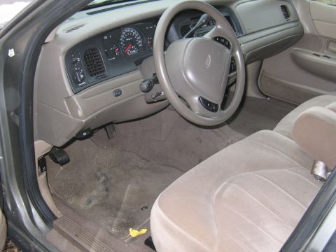 2001 Ford Crown Victoria - Interior view of a 2001 Ford Crown Victoria, the dashboard and seats.