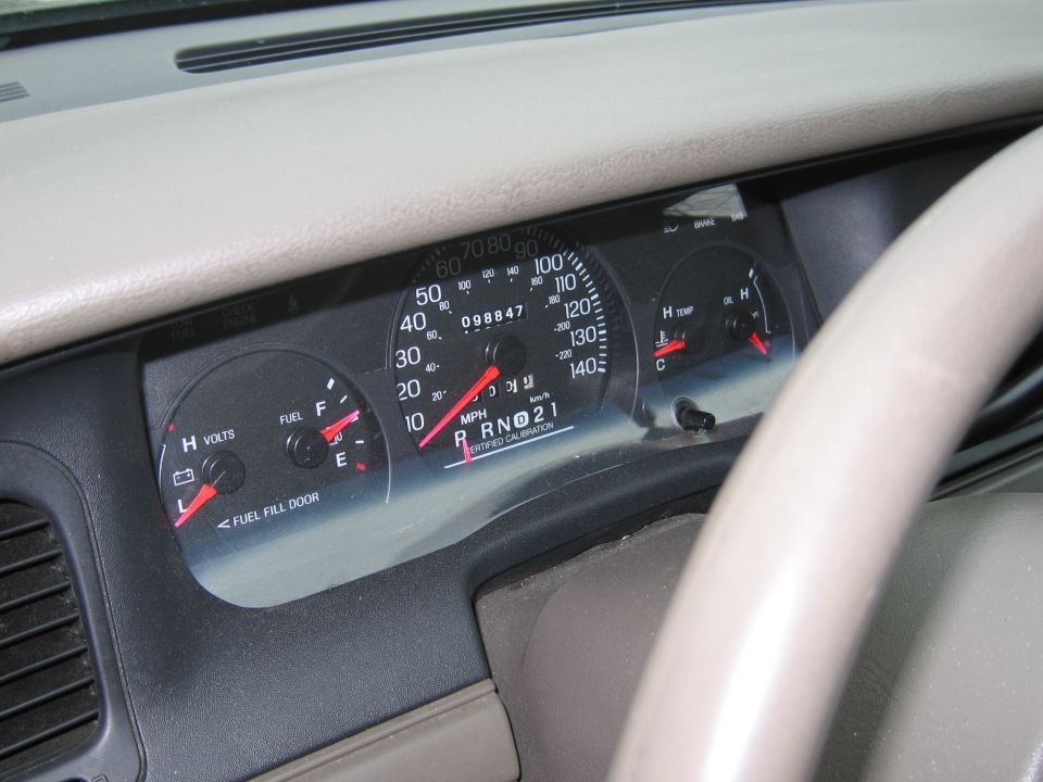 Dashboard gauges showing speed, fuel, volts, and temperature. Odometer reads 098847. Gear selector shows R, N, D, 2, 1