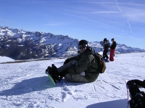 1983 Ferrari Enzo - A group of snowboarders enjoy a sunny day on a snow-covered mountain, with the Supermotors.net logo in the corner.