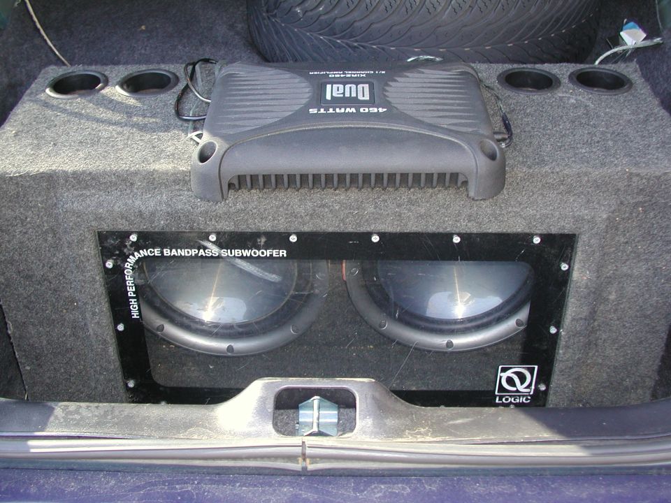 Car trunk with dual subwoofers and DUAL 450 watts amplifier
