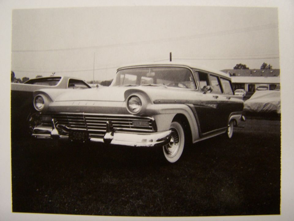 1957 Ford Fairlane 500 Town Victoria, front 3/4 view, two-tone paint