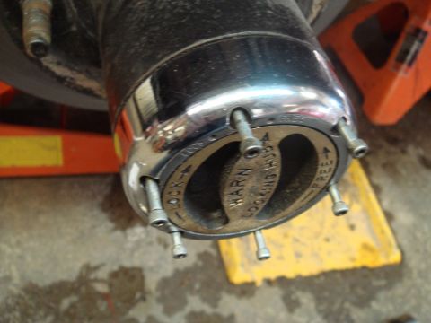 1996 Ford Bronco - Close-up of a Warn locking hub, indicating its lock and free positions.