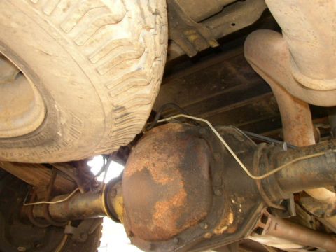 1995 Ford Bronco - Underside view shows the rear axle and spare tire of a vehicle. The website SUPERMOTORS.NET is watermarked.