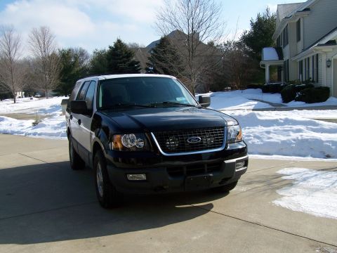 2004 Ford Expedition - A two-tone Ford Expedition is parked in a snowy residential area.