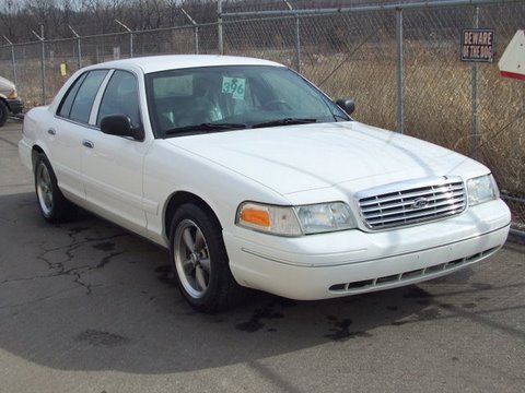 2004 Ford Crown Victoria photo