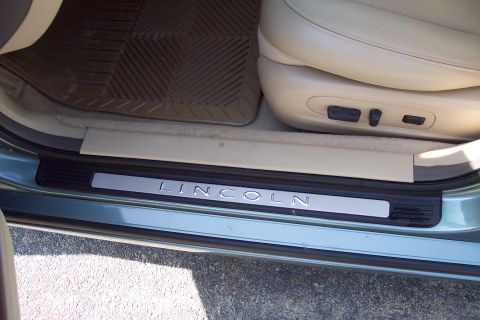2001 Ford Crown Victoria - The door sill plate clearly shows the Lincoln branding on the interior of the vehicle.