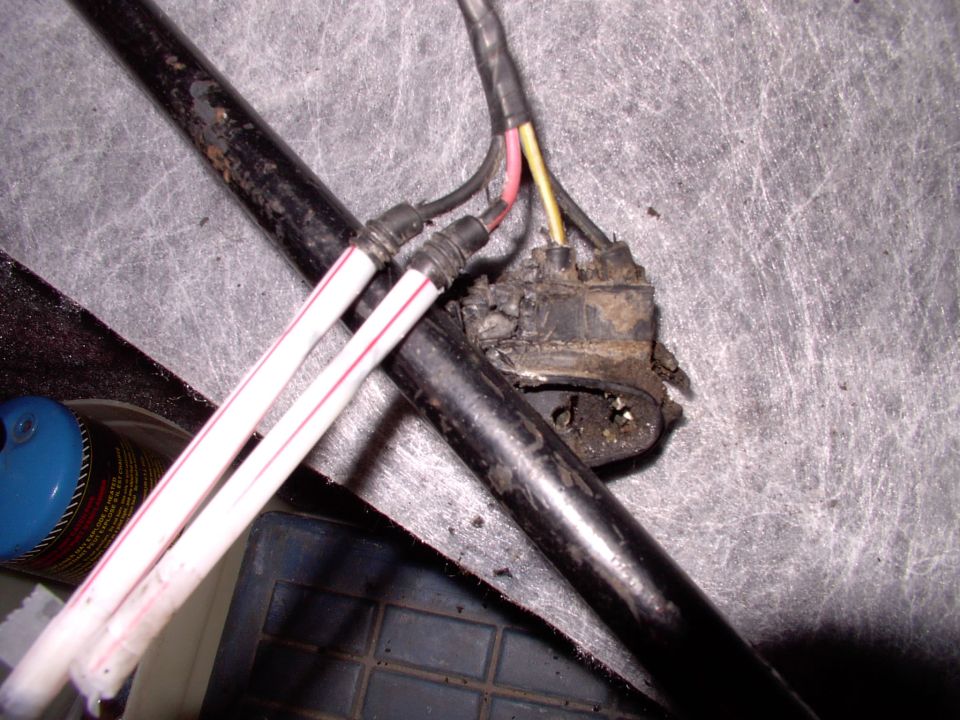 Here's the two corroded terminals, busted loose out of the crumbling original connector, soaking in two straws filled with vinegar (acid).