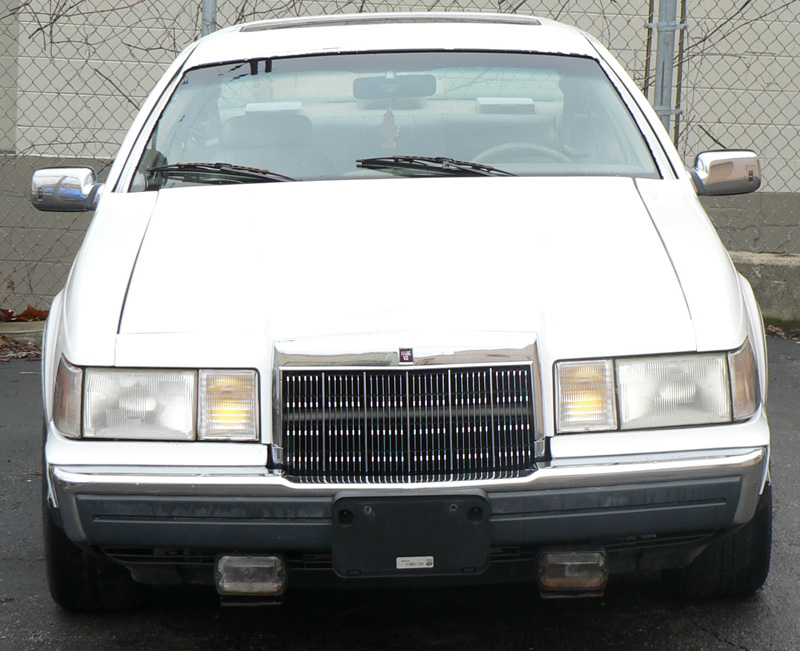 1990 Lincoln Mark VII front view, showing grille and headlights
