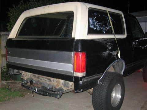 1989 Ford Bronco - This Ford Bronco appears to be from the late 1980s, not 1989, with visible damage and modifications.