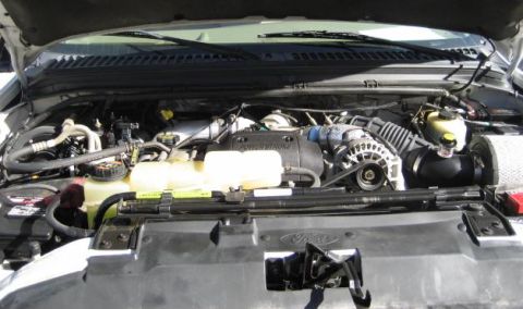 2000 Ford F-250 - Engine bay of a 2000 Ford F-250, showing the Power Stroke diesel engine and associated components.