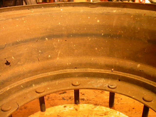Here you can see the lower lip of the inner rim, which is where the new wheel center will be seated.