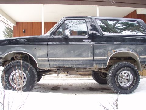 1992 Ford Bronco - great clearance shot here... you cant even see the exhaust pipes!