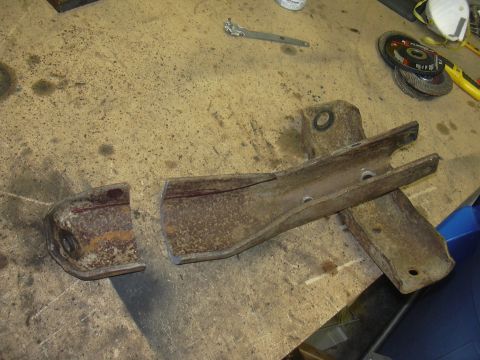 1991 Ford Bronco - I used the factory trackbar mount from a 79 Bronco, with some modifications