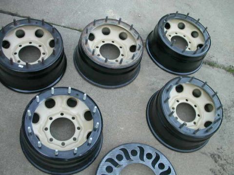 Recentered H1 wheels - Painted the wheel centers. The color is Dupli-Color "Buckskin".