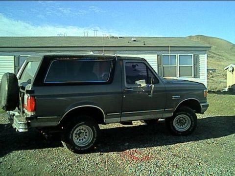 1989 Ford Bronco - This Ford Bronco appears to be from the late 1980s, not a 1989 model.