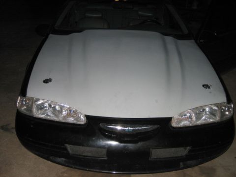 1996 Ford Thunderbird - Front view of a 1996 Ford Thunderbird, a two-tone hood and hood pins.