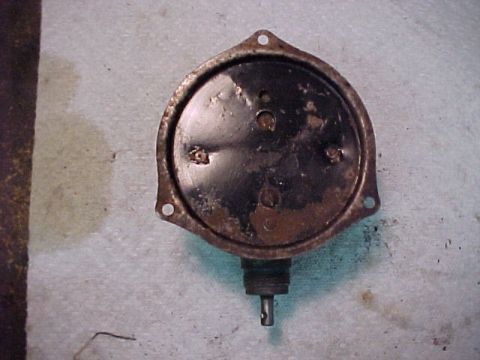 1915 Ford Model T - This is a close-up of an old, rusty car part with a shaft. The website SUPERMOTORS is visible at the bottom.