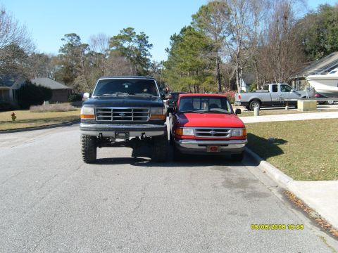 1992 Ford Bronco - IT RUNS!!! The bottom of my mirror hits the top of his roof haha.