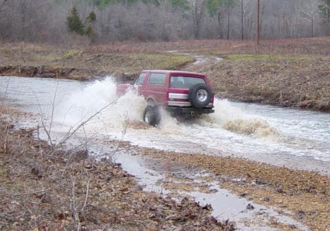 1983 Ford Bronco - Stirring up the gravel