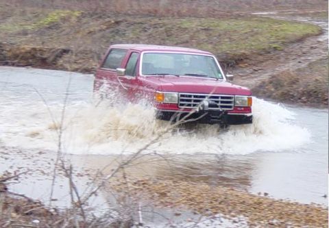 1983 Ford Bronco - Splash'n around