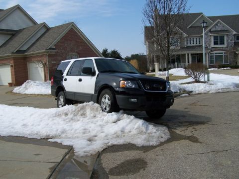 2004 Ford Expedition - Messing around at the end of the driveway.