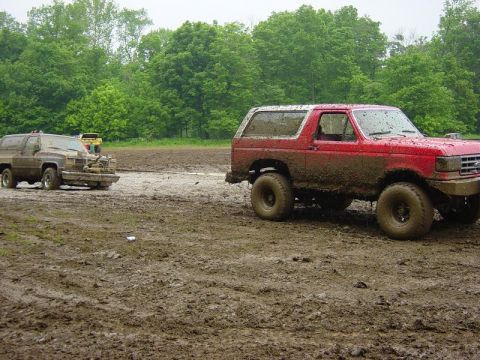 1983 Ford Bronco - Fords daily job, Pulling a Chevy