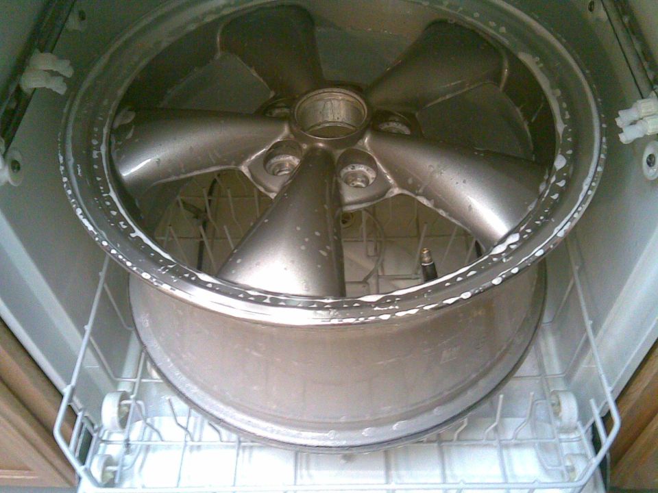 Car wheel being cleaned in a dishwasher