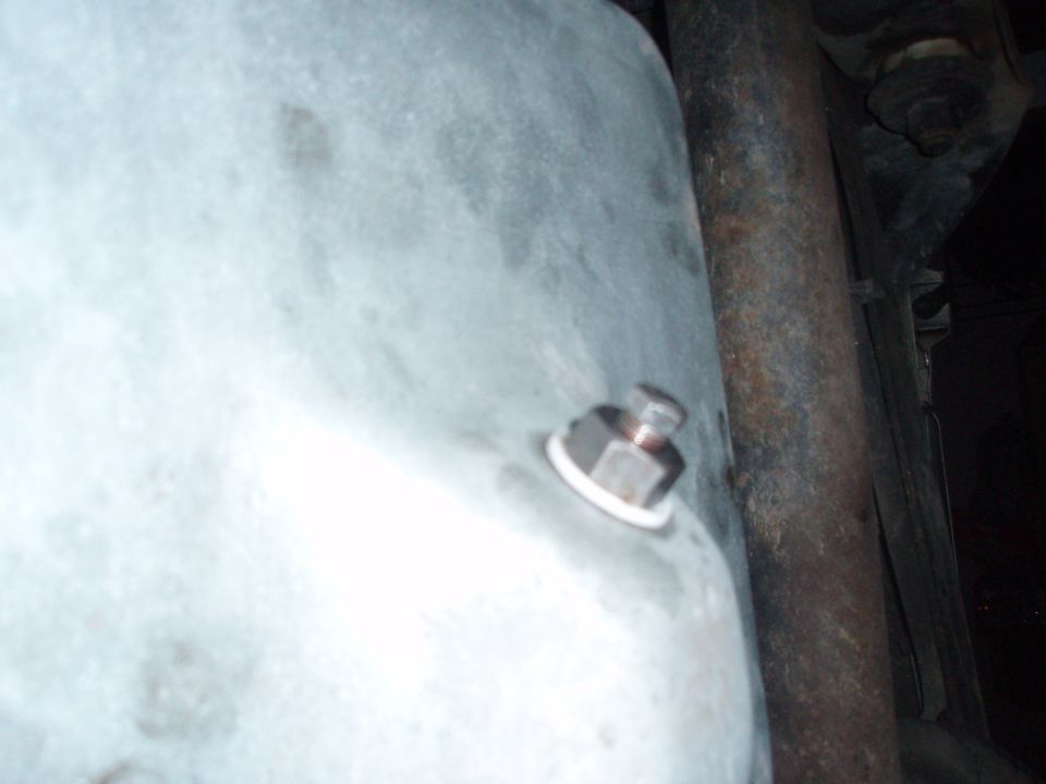 Oil pan drain plug with white gasket