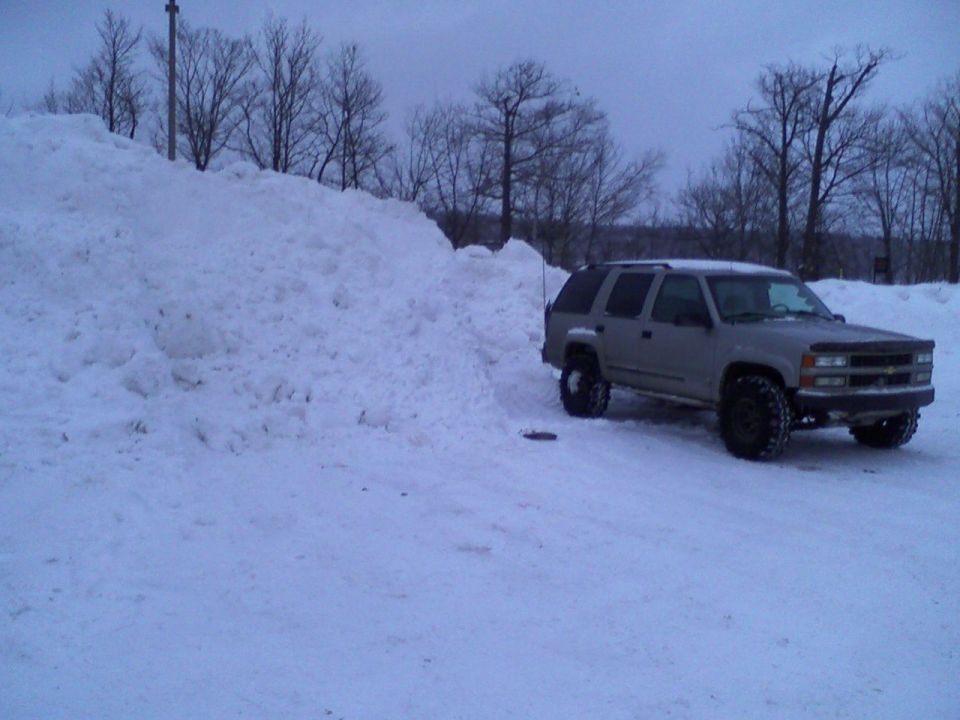 Silver 1999 Chevrolet Tahoe parked in snow, 3q-front view
