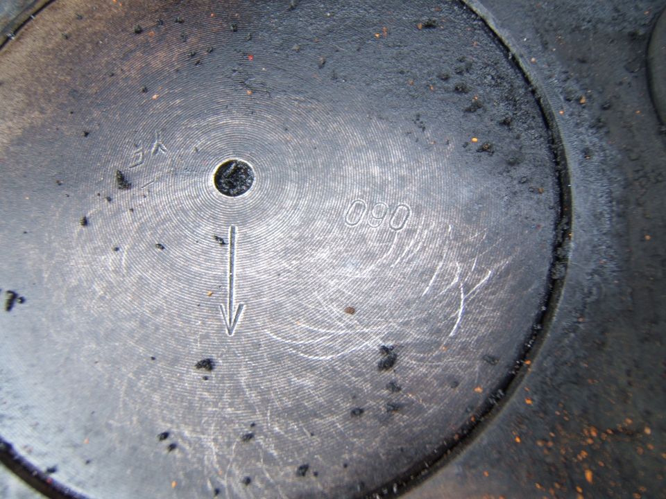 Engine part with markings '090' and an arrow