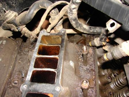 1989 Ford Bronco - check out rear runner, coolant was leaking through intake/head interface, burned out exhaust valve