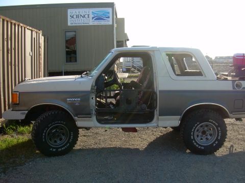 1991 Ford Bronco - The doors have been removed from this 1991 Ford Bronco, revealing the interior and roll cage.