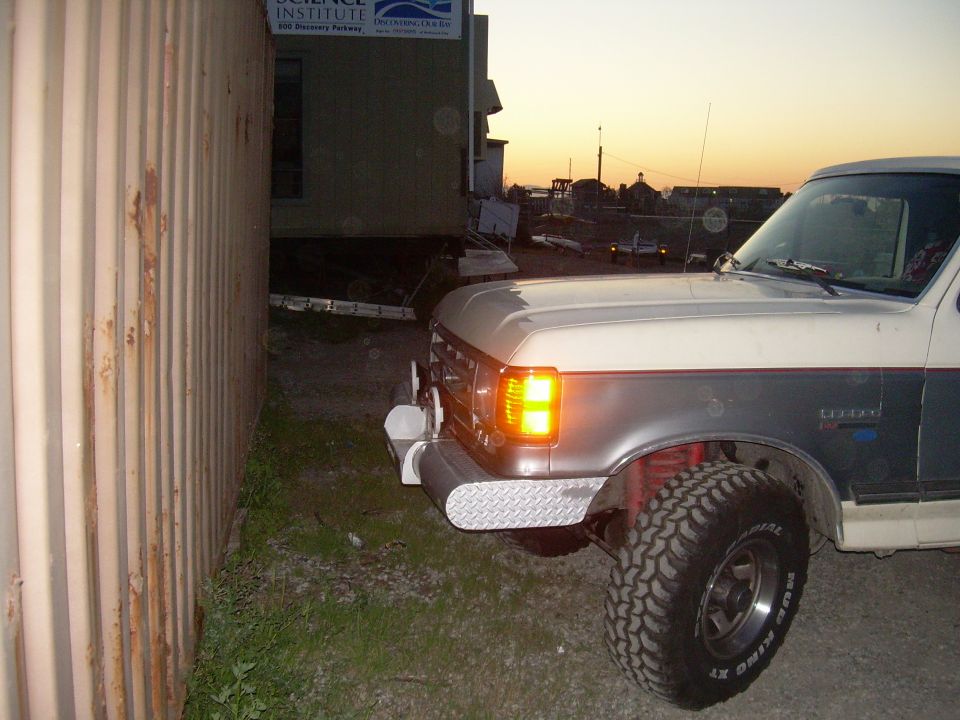 1991 Ford Bronco, 3q front view, two-tone paint