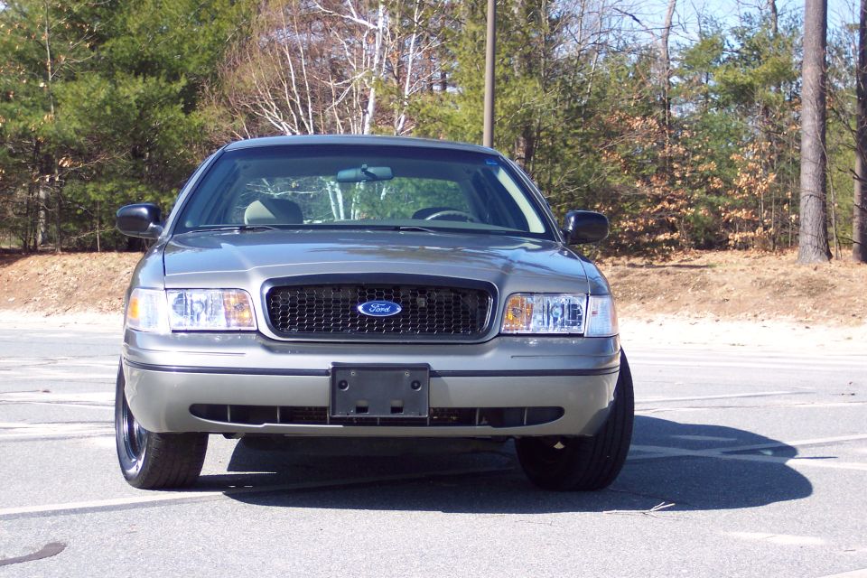 Front view of a 2001 Ford Crown Victoria parked outside