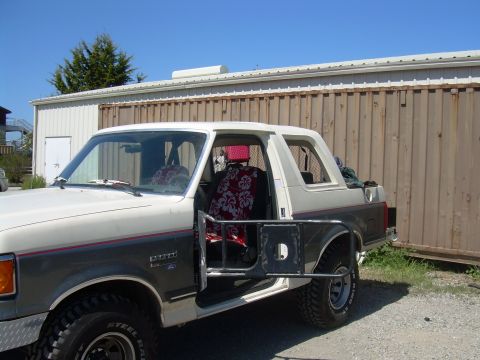 1991 Ford Bronco - This Ford Bronco appears to be from the late 1980s, not a 1991 model as claimed.